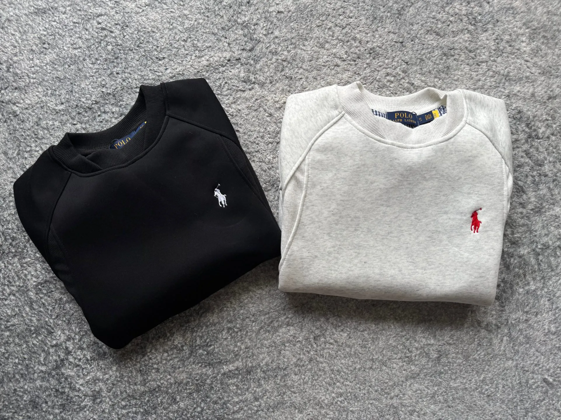 P220 Polo Ralph Lauren FW25 solid color embroidered logo sweatshirt. A sweatshirt is absolutely indispensable for the lazy feeling in autumn⛸️Ralph Luaren. The core is casual and relaxed, and the exterior is an American silhouette. It has a boyish laziness in place. It is unobtrusive but looks more timeless. 🕶️ The large drop shoulder version looks casual and fashionable. Wear it alone in spring and autumn or layer it in winter. It is completely a long-term sweatshirt in the wardrobe🫶🏻 Size Length Sleeve Length Bust M 63.5 80.5 130 L 65 82 134 XL 66.5 83.5 138